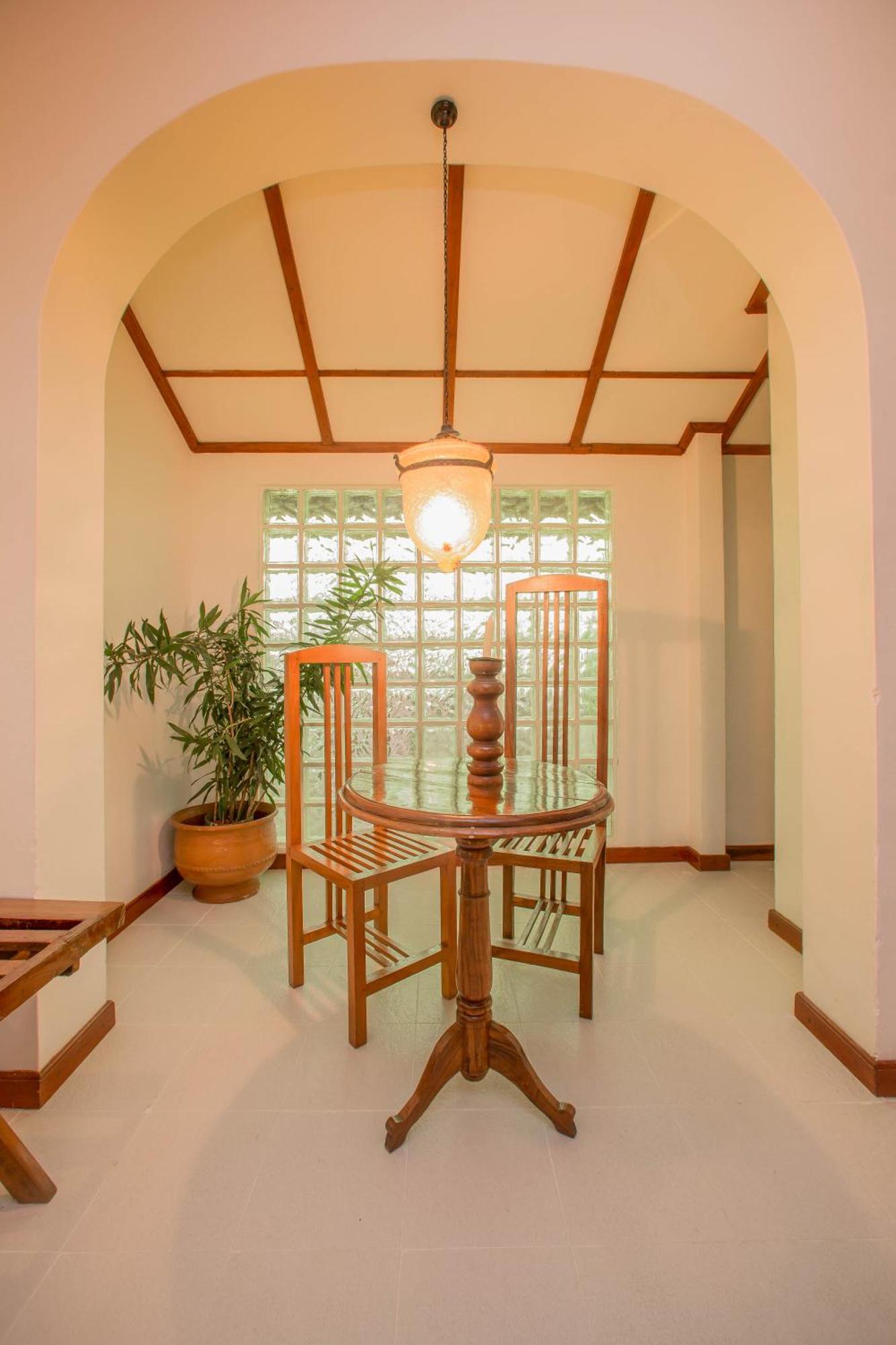 Deluxe Double 10 minutes Head Massage per room & on Beverages